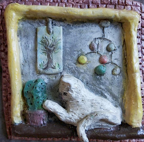 Weißchen sitzt am liebsten bei mir am Fenster und spielt mit dem Kaktus.