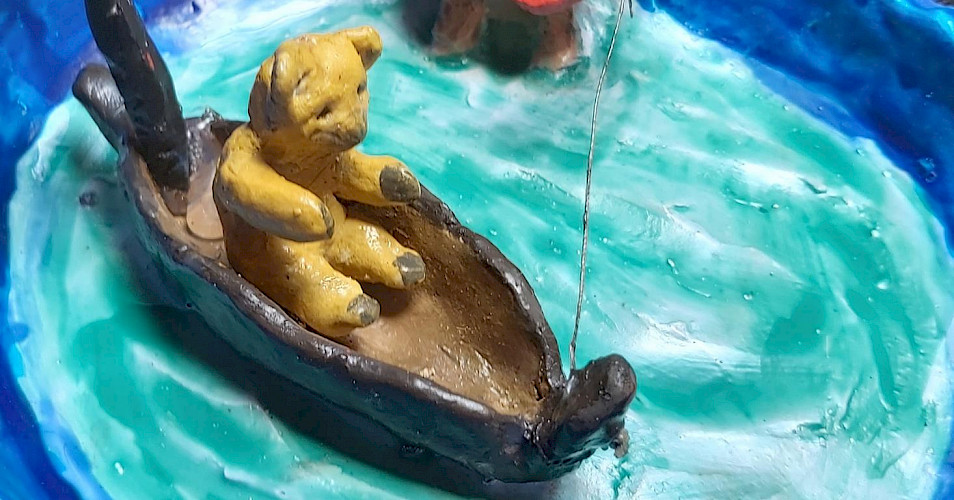 Teddy auf großer Fahrt, 2019.    Ton, Aquarellfarben, Klarlack, 12 cm, 12 cm, 7 cm
