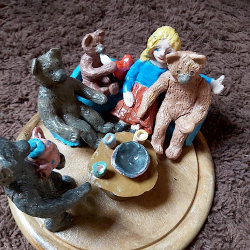 Zu Besuch bei Familie Teddy, 2019.      Ton, Aquarellfarben, Klarlack, 18 cm, 18 cm, 8 cm