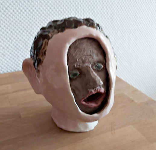 2022, Ton, Aquarellfarbe, farbloser Lack, Glasur, 17 cm x  19 cm x  20cm (h)