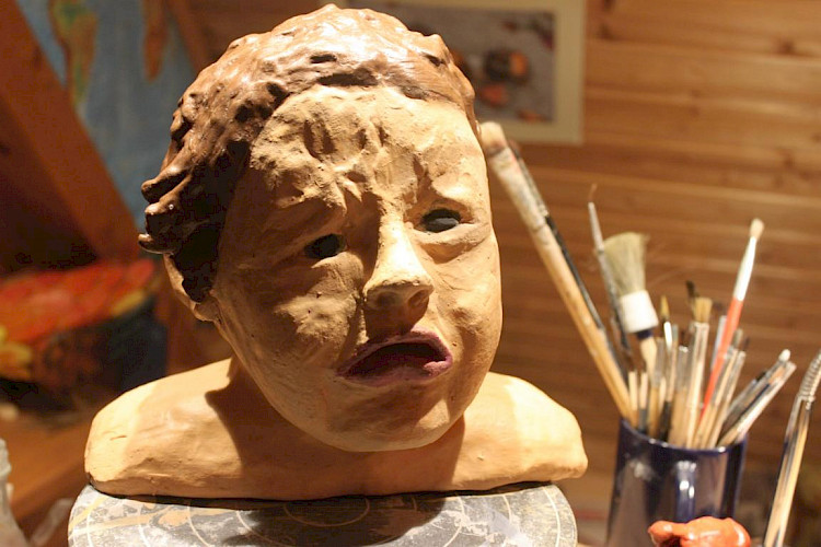 entsetztes Kind - 2019, Ton, Aquarellfarbe, Klarlack, 18 cm x 22 cm x 26 cm