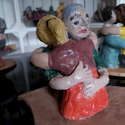 2020, 3 Skulpturen; Ton, Aquarellfarben, Bienenwachs, insgesamt: 40 cm x 16 cm x 14 cm