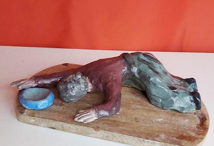 Bettlerin auf dem Weihnachtsmarkt in Hamburg  2019 , Ton, Aquarellfarben, Bienenwachs, 25 cm x 16 cm, 8 cm