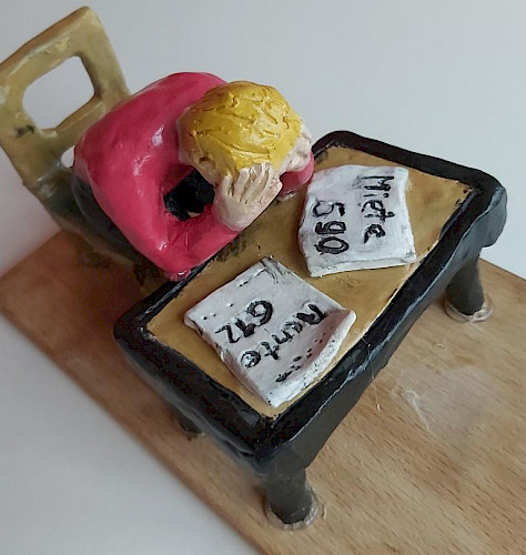 Es reicht nicht hin und nicht her; 2021, Ton, Aquarellfarben, Klarlack, 26cm x 15cm, 12 cm