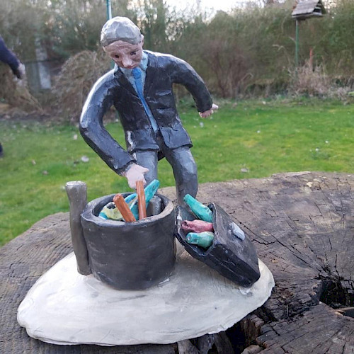 Der hat auch bessere Zeiten gesehen;  Flaschensammler Tiergarten Berlin 2020, Ton, Aquarellfarben, Bienenwachs, 25 cm x 25 cm, 25 cm