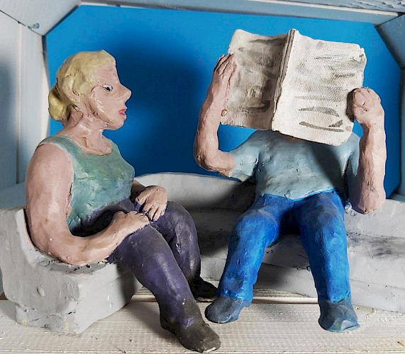 Sie erreicht ihn nicht mehr hinter seiner Zeitung.